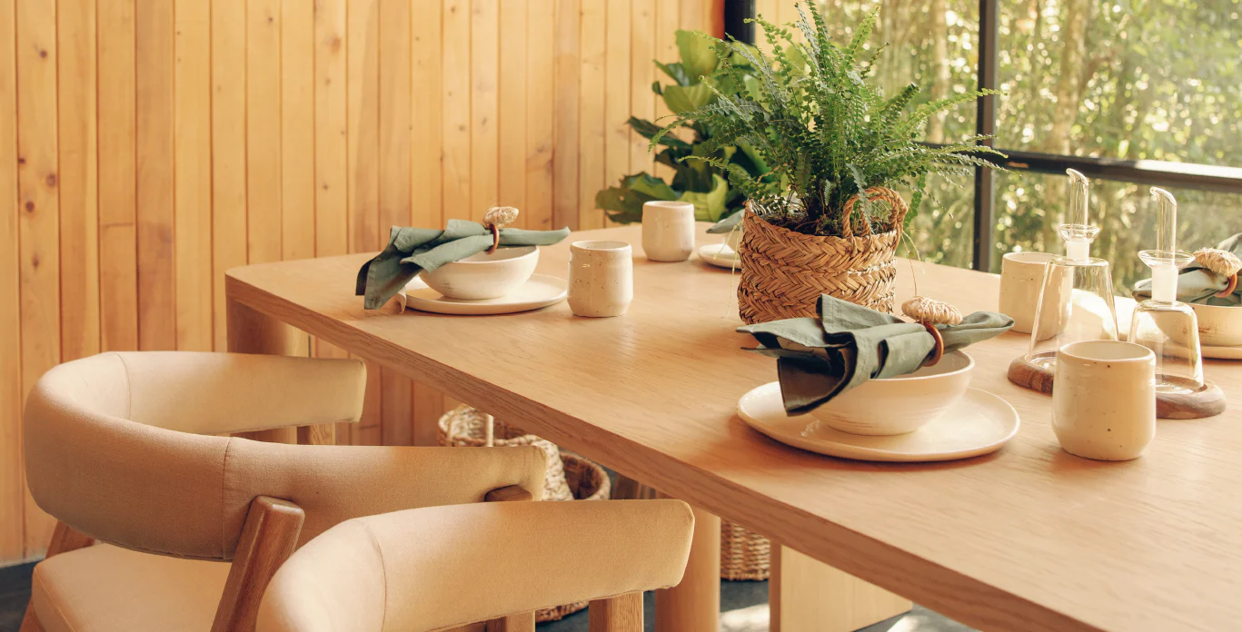 sala de jantar com móveis de madeira