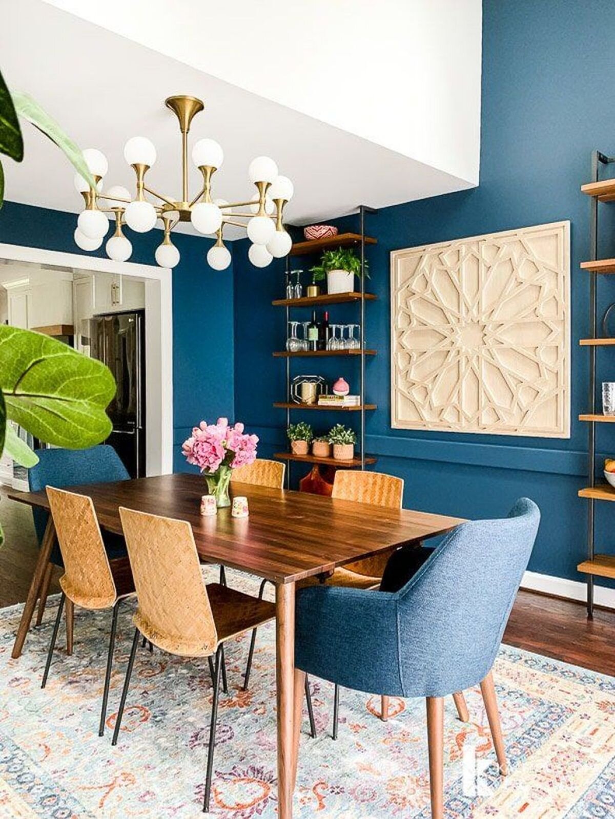 sala de jantar com parede azul