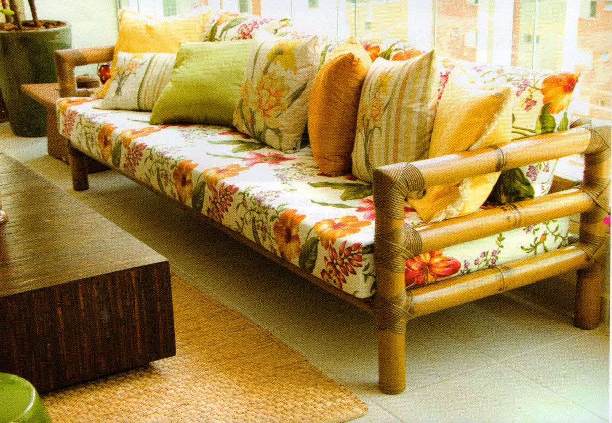 sofá com estampa floral