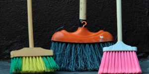 6 tipos de vassouras para limpar sua casa; descubra qual é o modelo adequado para cada cantinho