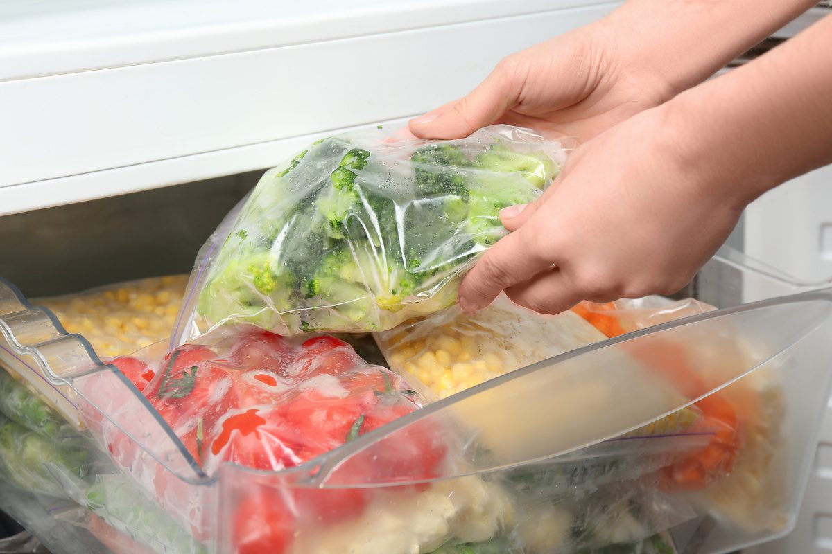 alimentos embalados no congelador