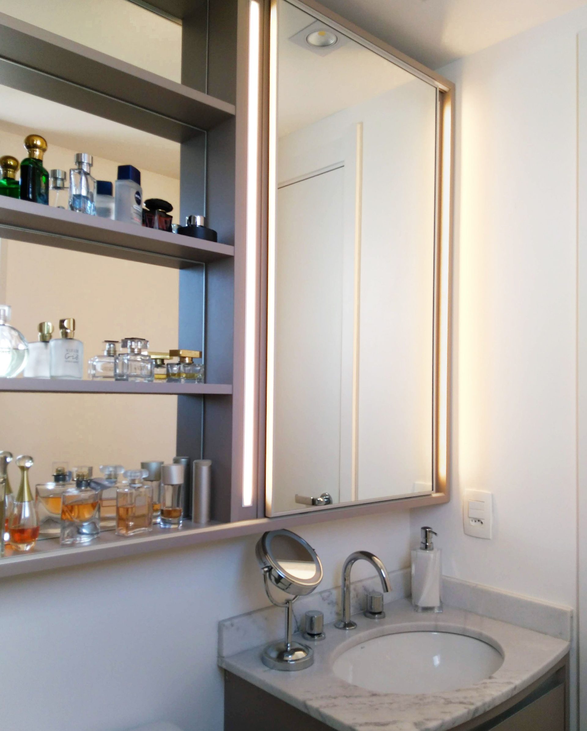 banheiro com espelho com luz