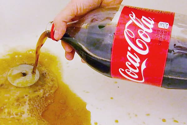 coca-cola na limpeza