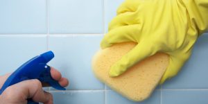 Como limpar azulejos? Confira 8 truques INCRÍVEIS para deixar os ambientes brilhando