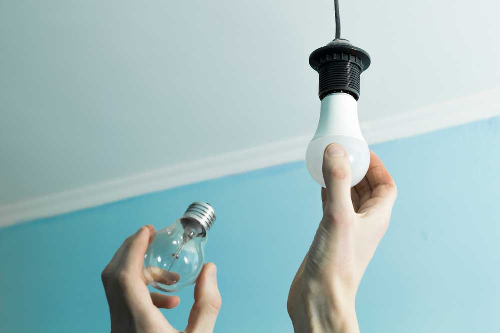 Como trocar lâmpada? Confira dicas e passos CORRETOS para você não correr riscos