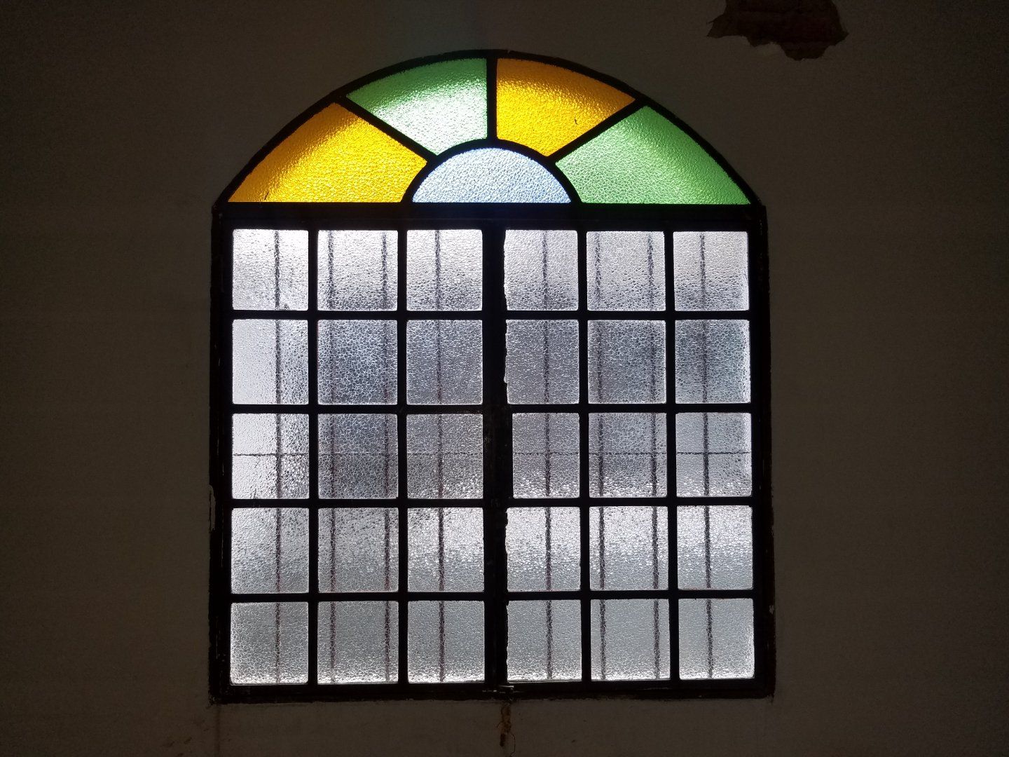 janela com vidros coloridos