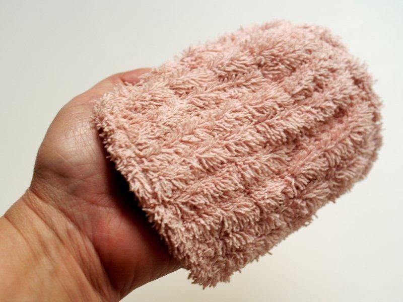 luva esfoliante feita com toalha de banho velha