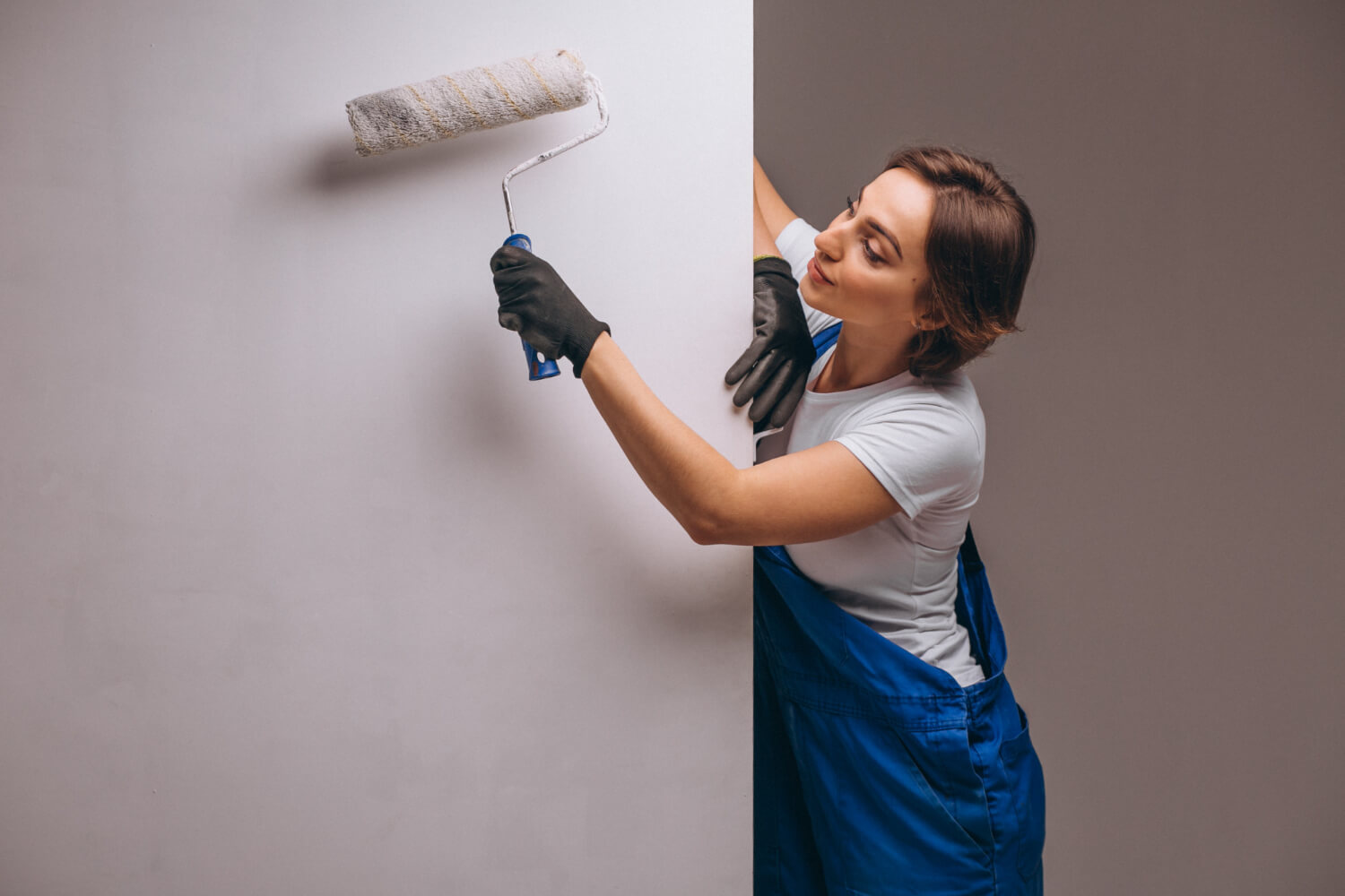 mulher pintando parede