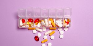 8 dicas para organizar medicamentos; saiba como arrumar da maneira correta e não se confundir