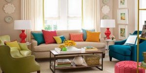 poltronas coloridas na sala de estar