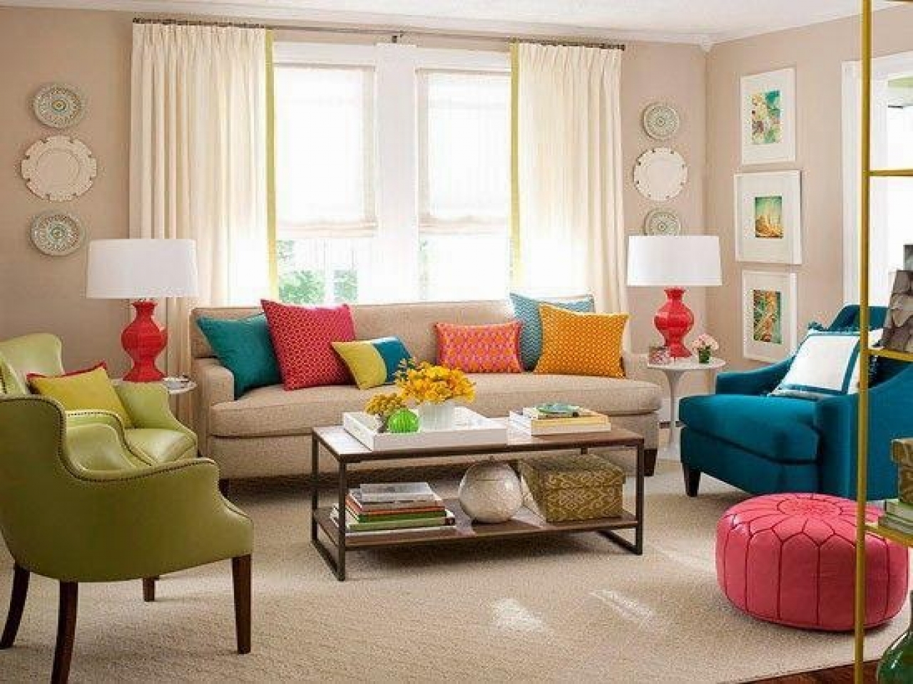 poltronas coloridas na sala de estar