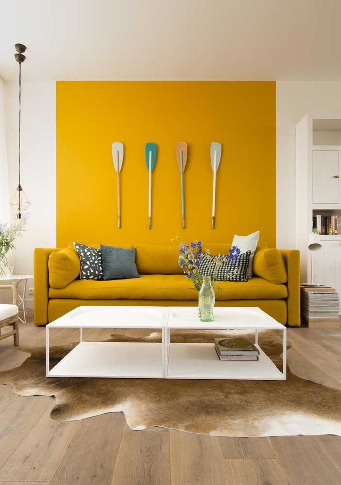 sala com parede e sofá amarelos