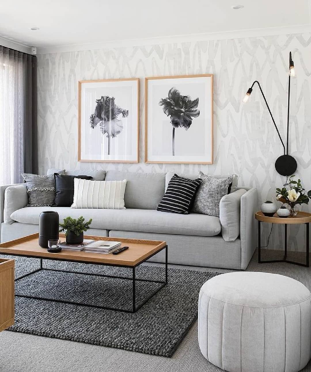 sala com sofá cinza-claro