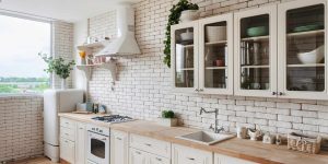 armários de cozinha com parede de tijolos
