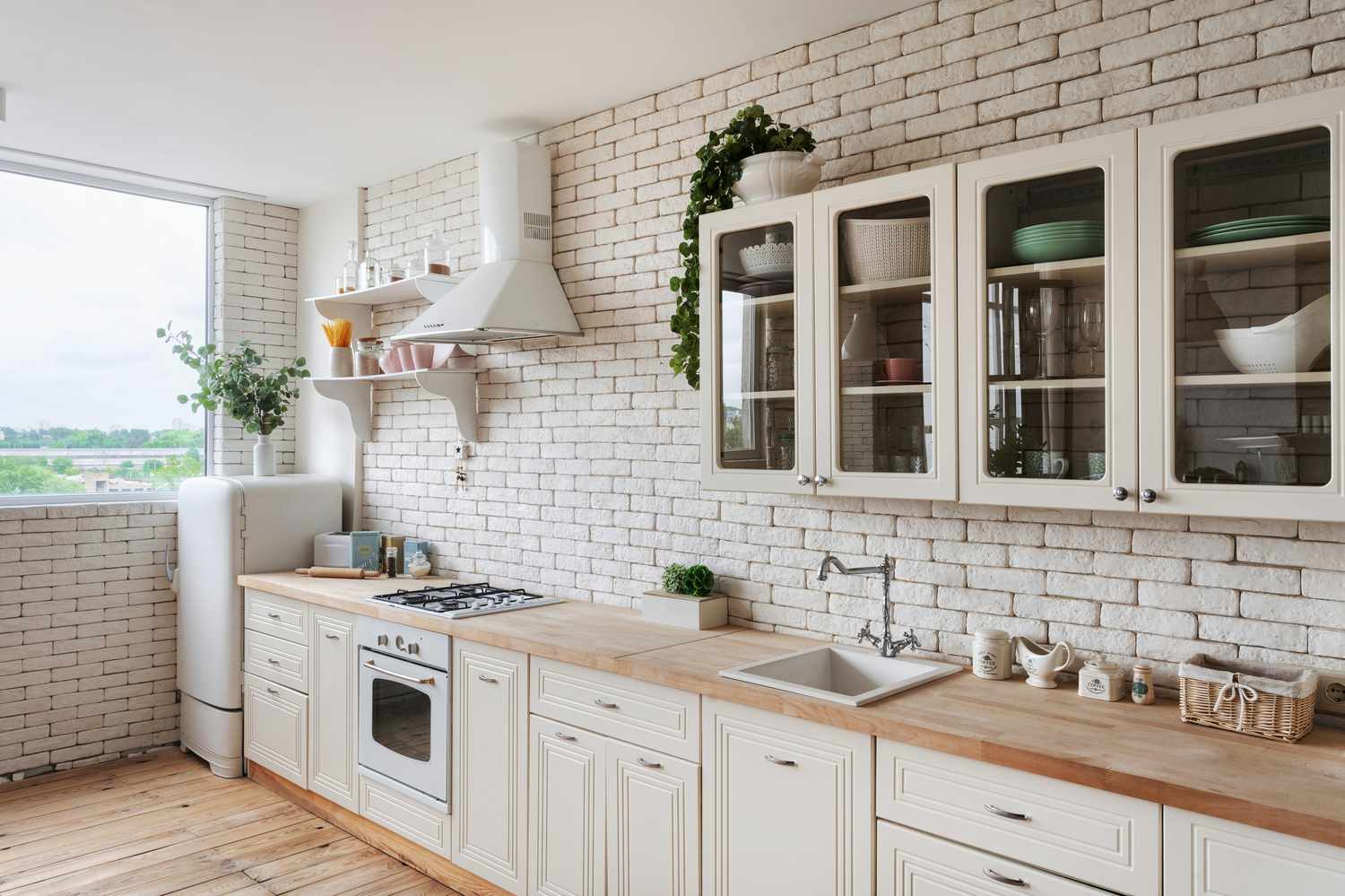 armários de cozinha com parede de tijolos
