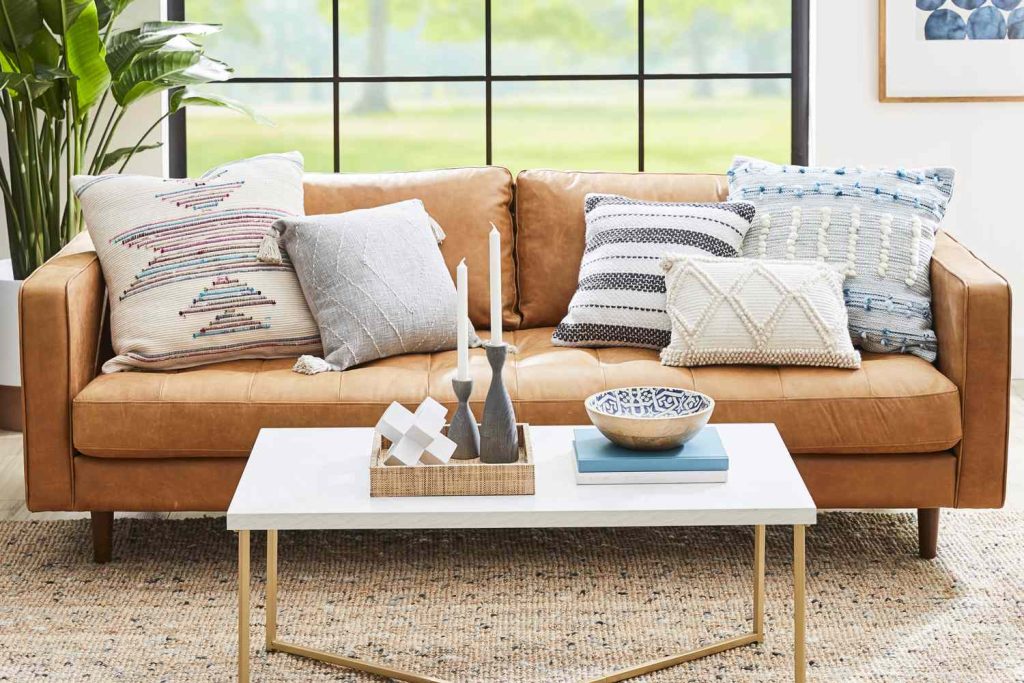 5 dicas para arrumar almofadas no sofá: conheça essas ideias para dar mais charme à decoração
