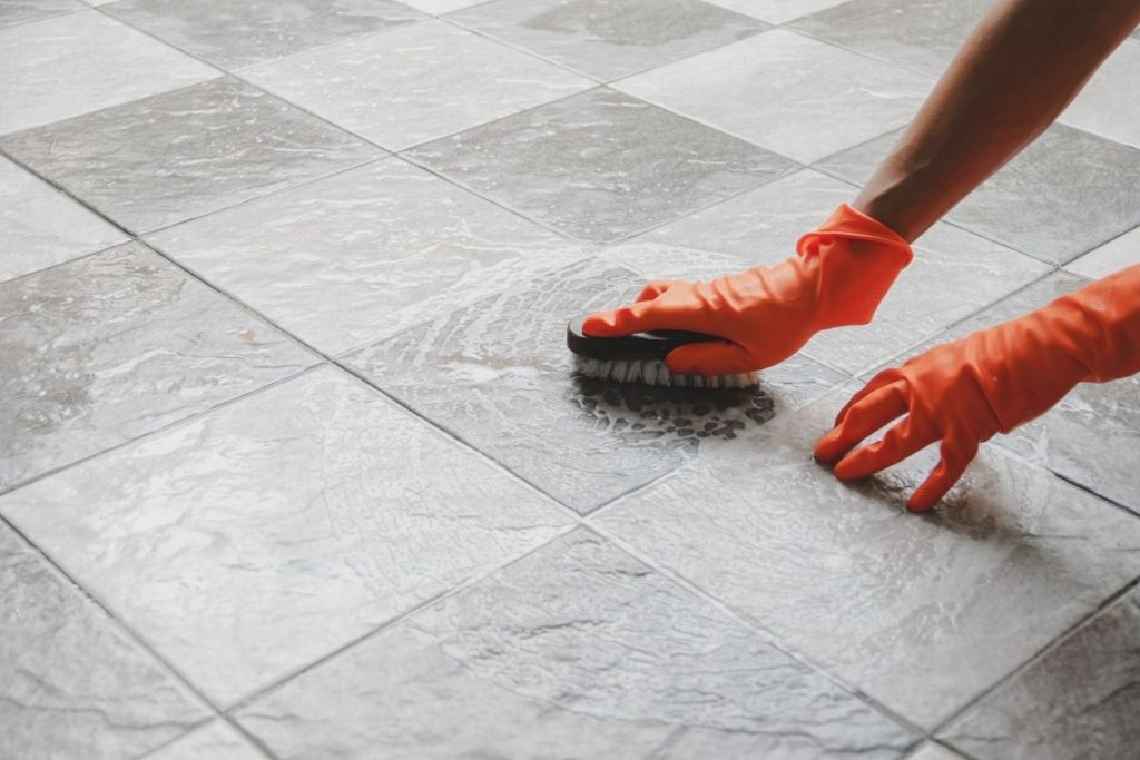 Como limpar piso encardido? Descubra métodos SIMPLES e EFICAZES para cada tipo de revestimento