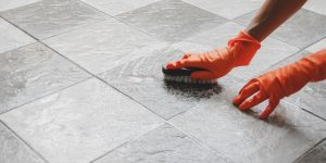 Como limpar piso encardido? Descubra métodos SIMPLES e EFICAZES para cada tipo de revestimento