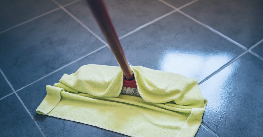Como passar pano no chão? Aprenda como fazer do modo correto e ter uma limpeza realmente eficaz