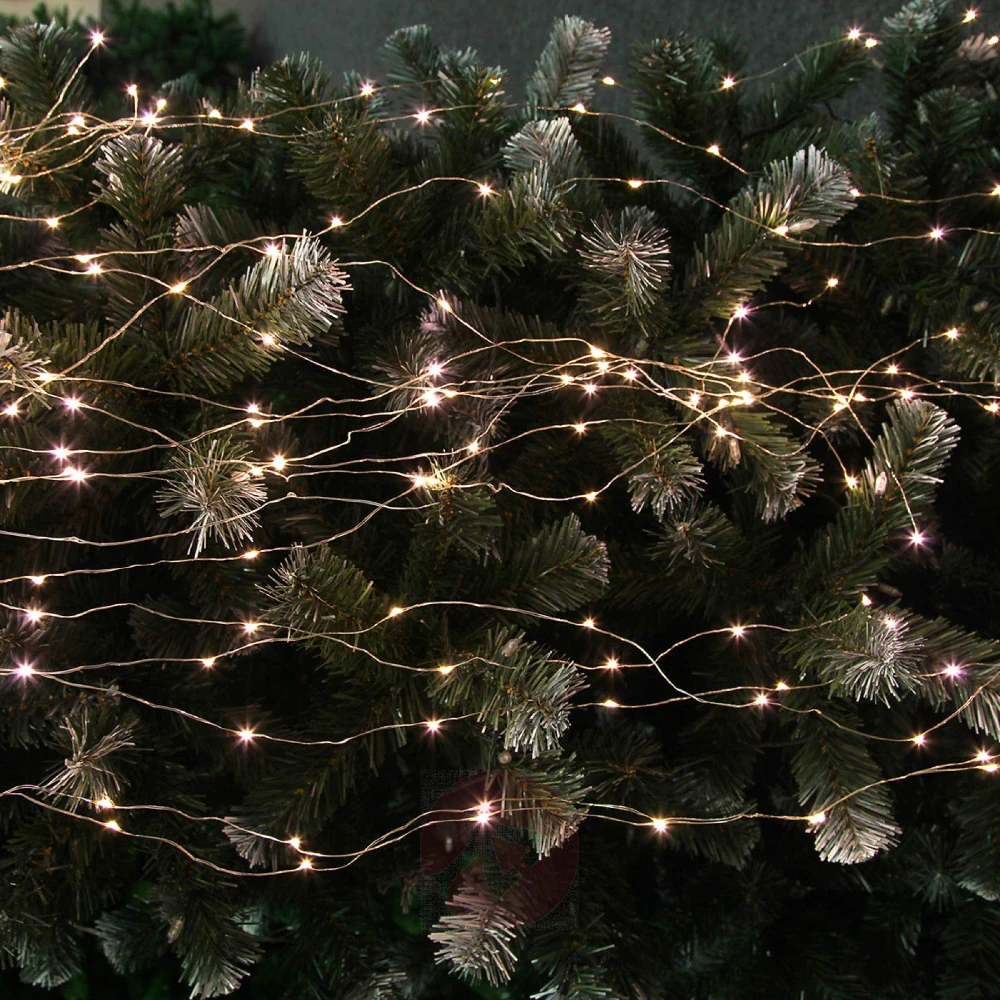 cordões de luz na árvore de natal