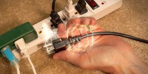 8 dicas para evitar acidentes elétricos: saiba como garantir segurança para todos em sua casa