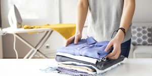 5 ideias para dobrar roupas: entenda como organizar e economizar espaço no guarda-roupa ou mala