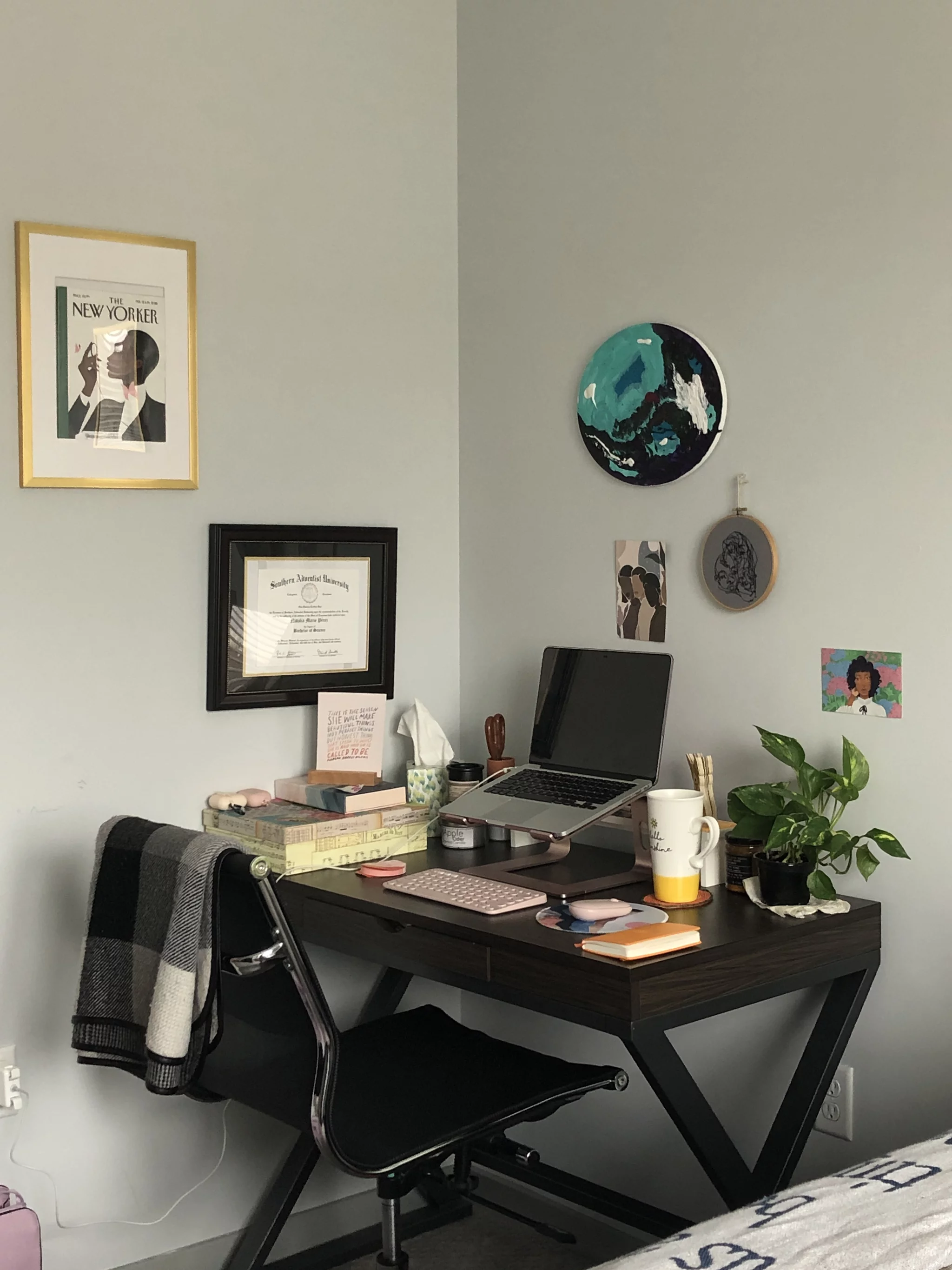 escrivaninha preta em quarto