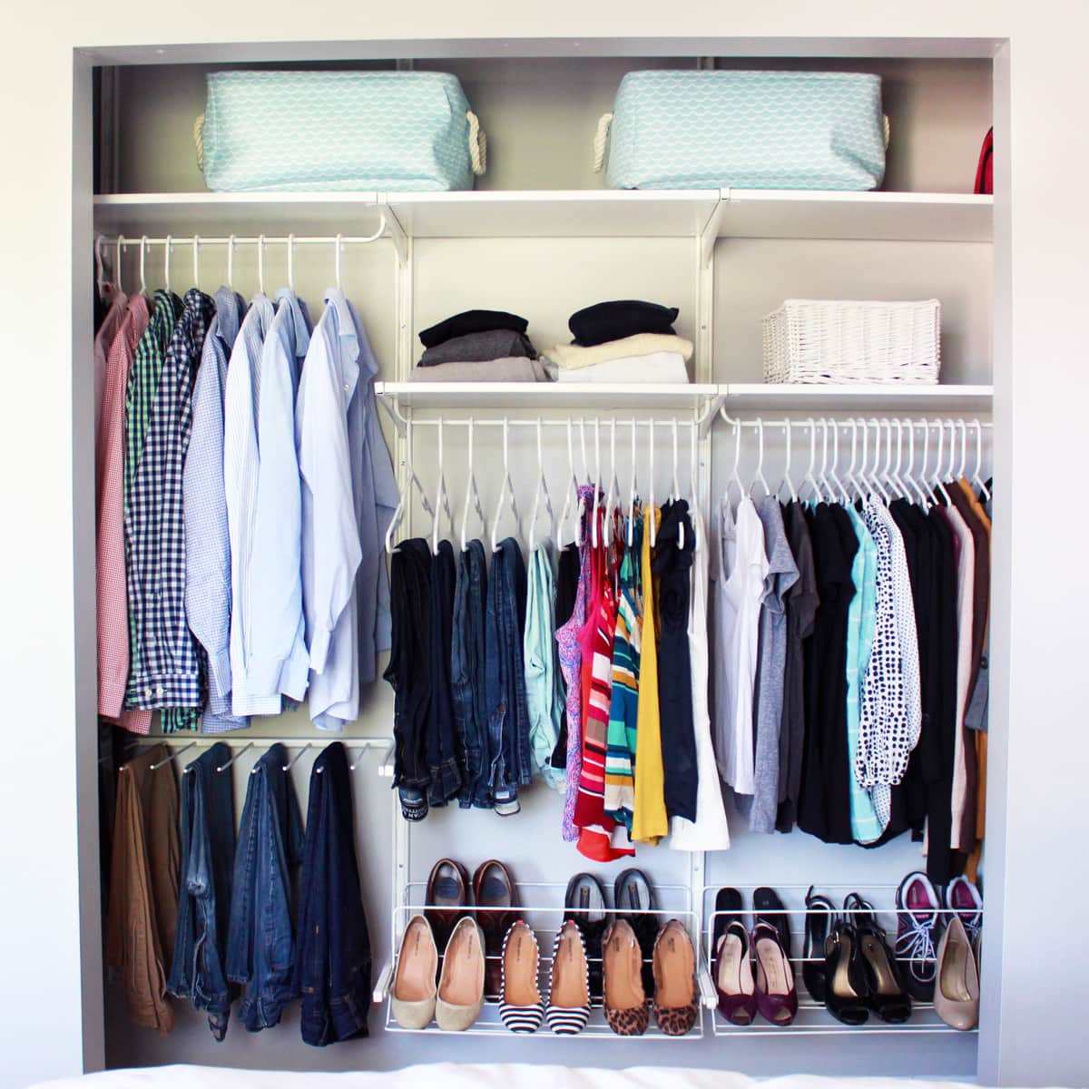 guarda-roupa pequeno organizado