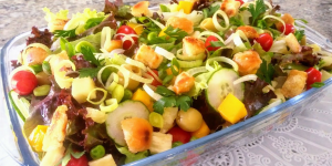 Receita de Salada Tropical Natalina para incluir frutas de um jeito saboroso