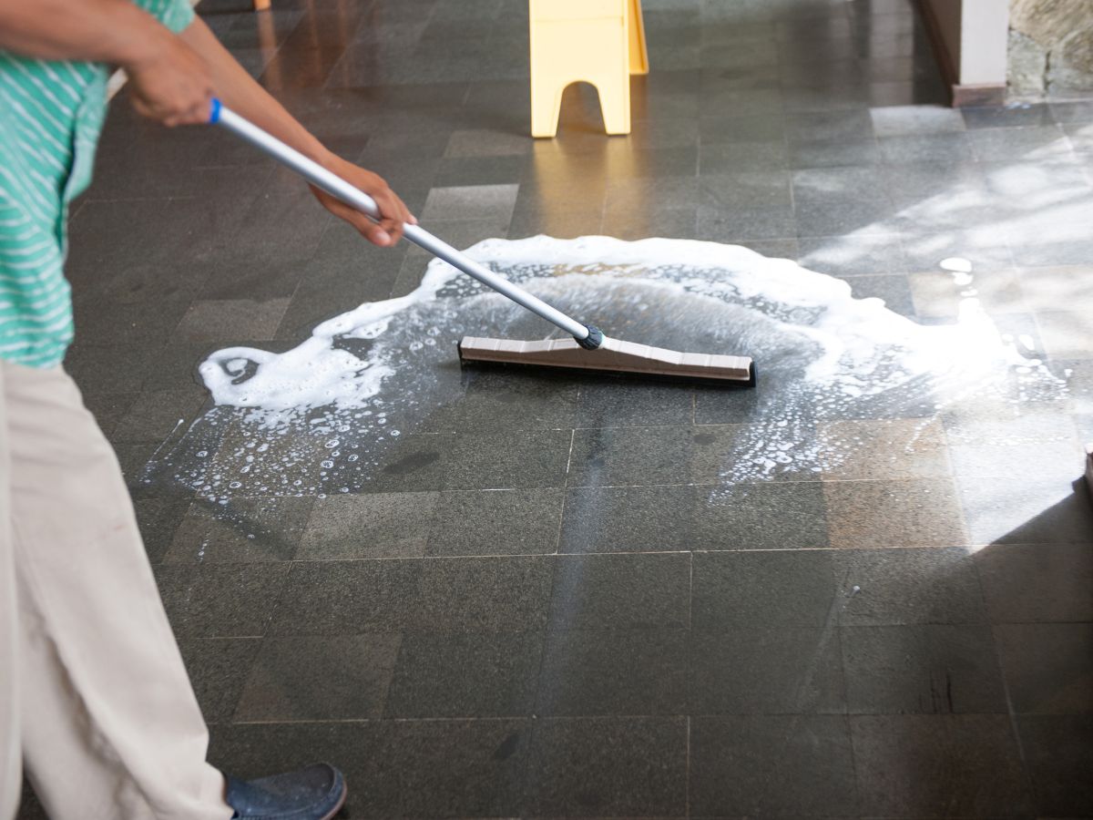 limpando-piso-com-agua-e-rodinho