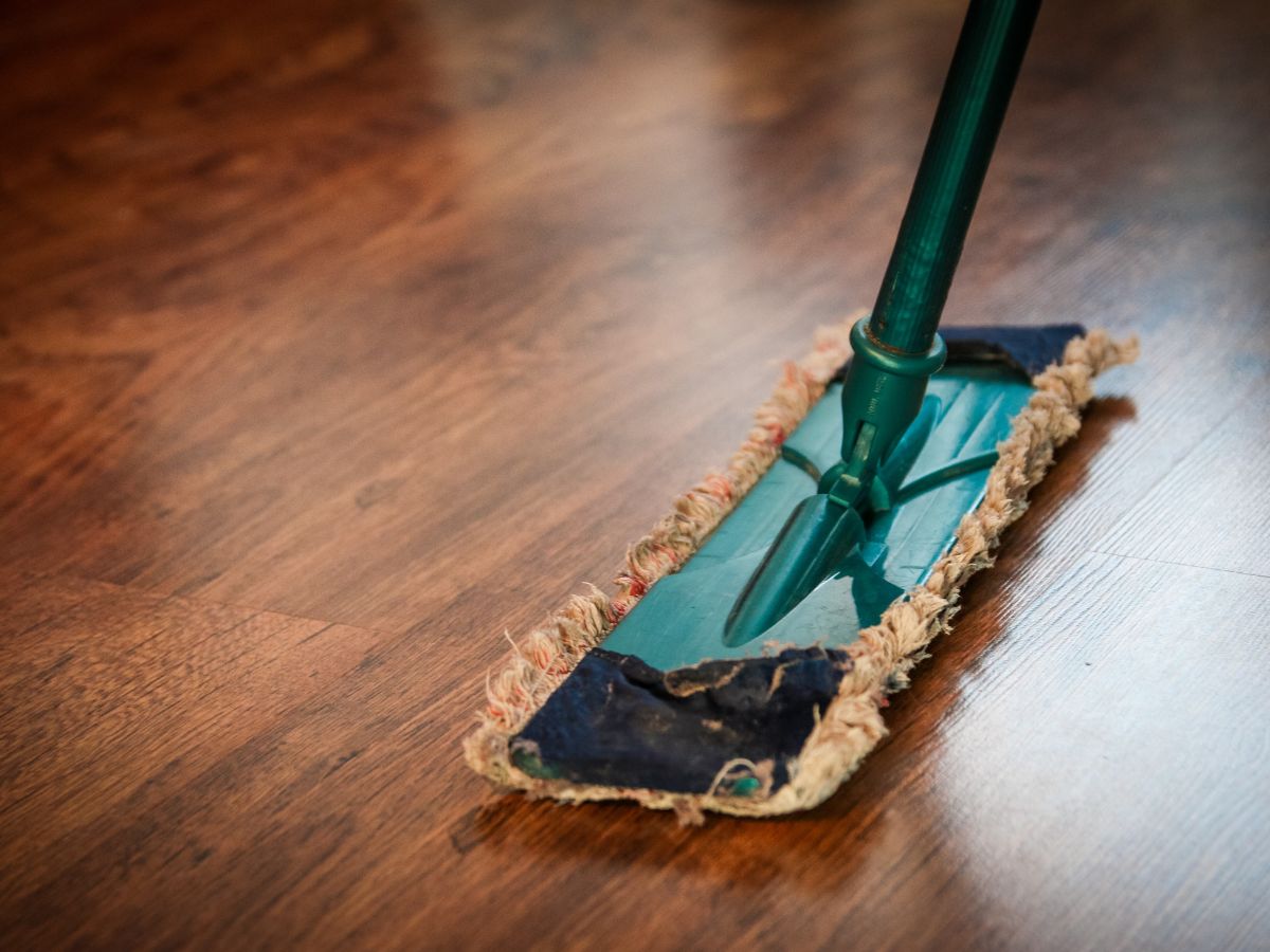 limpando-piso-laminado-encardido
