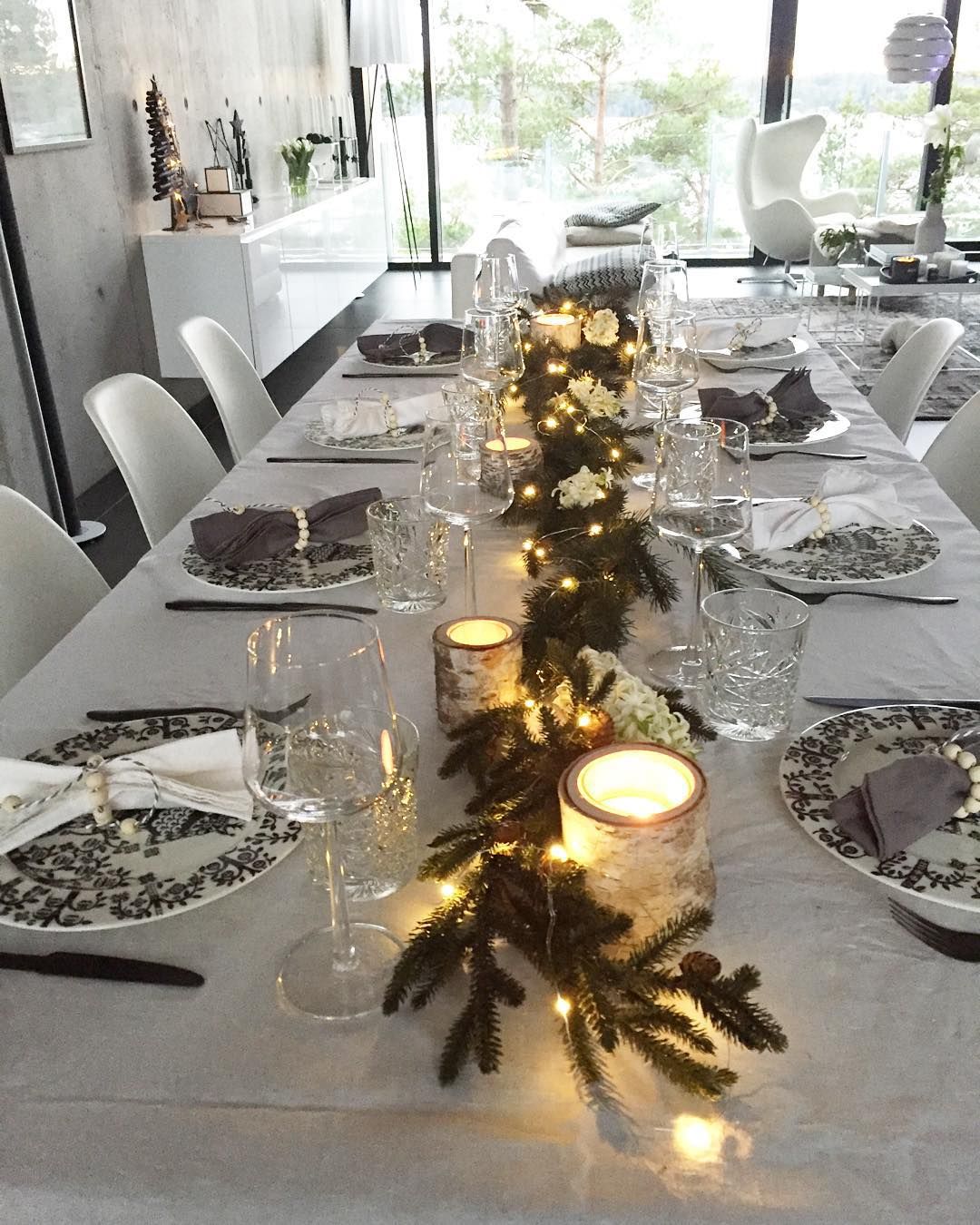 mesa de ceia com luzes de natal e velas