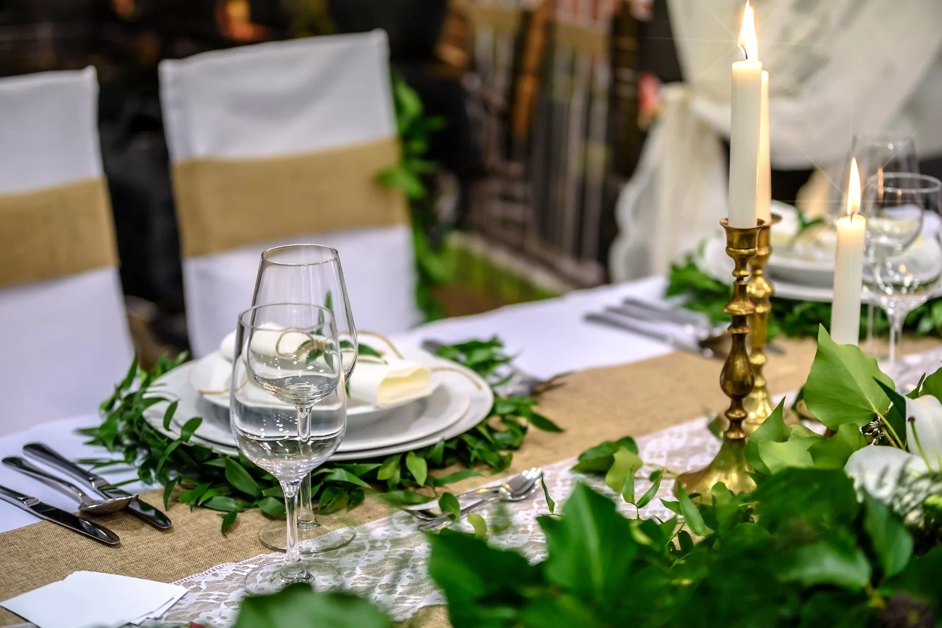 mesa para ano ano com velas e plantas