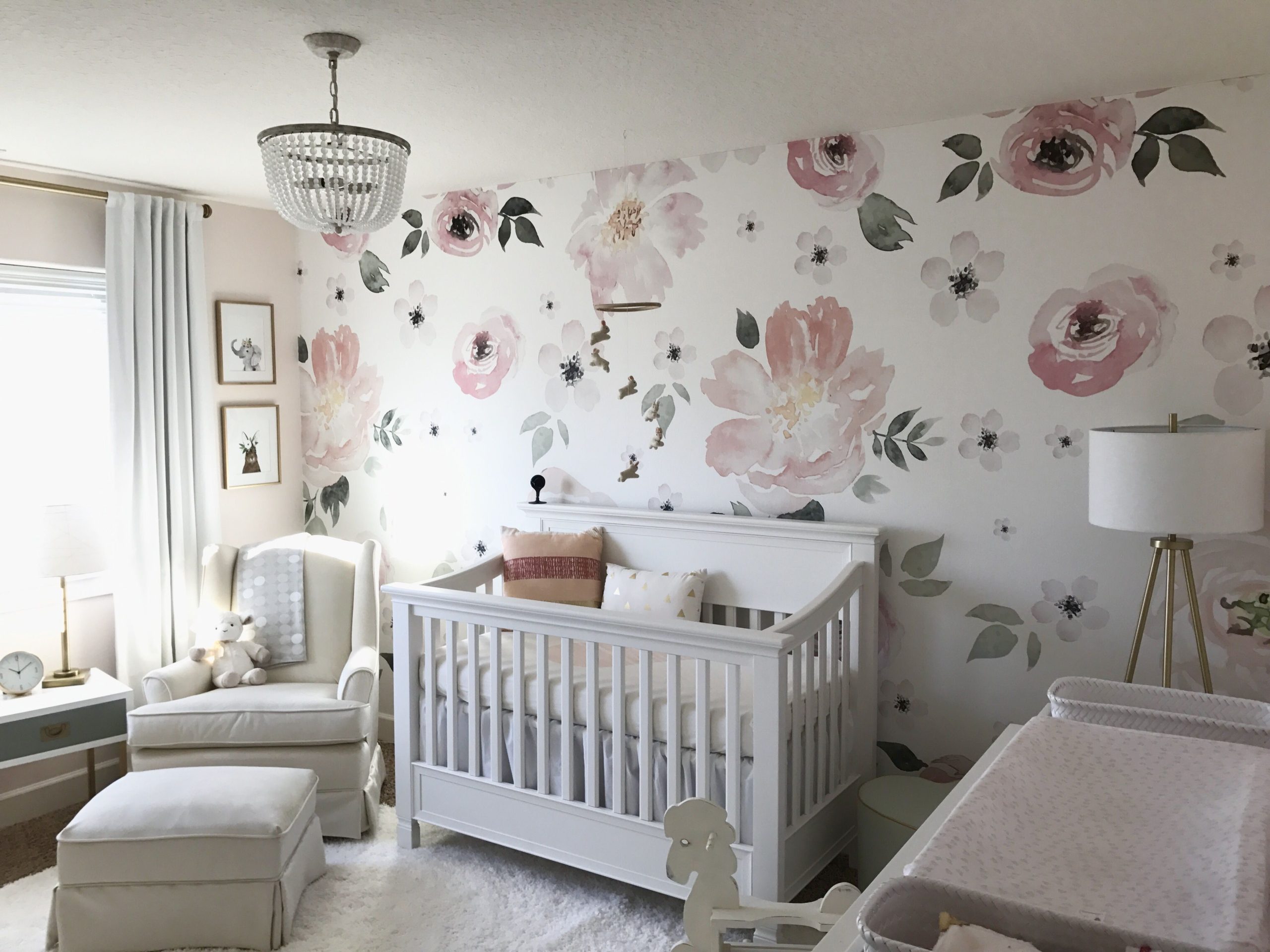 papel de parede floral em quarto de bebê
