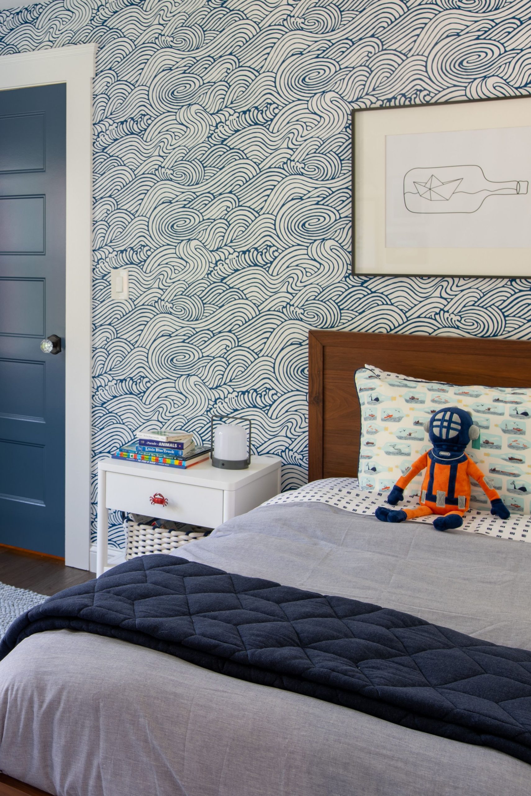 quarto infantil com papel de parede azul