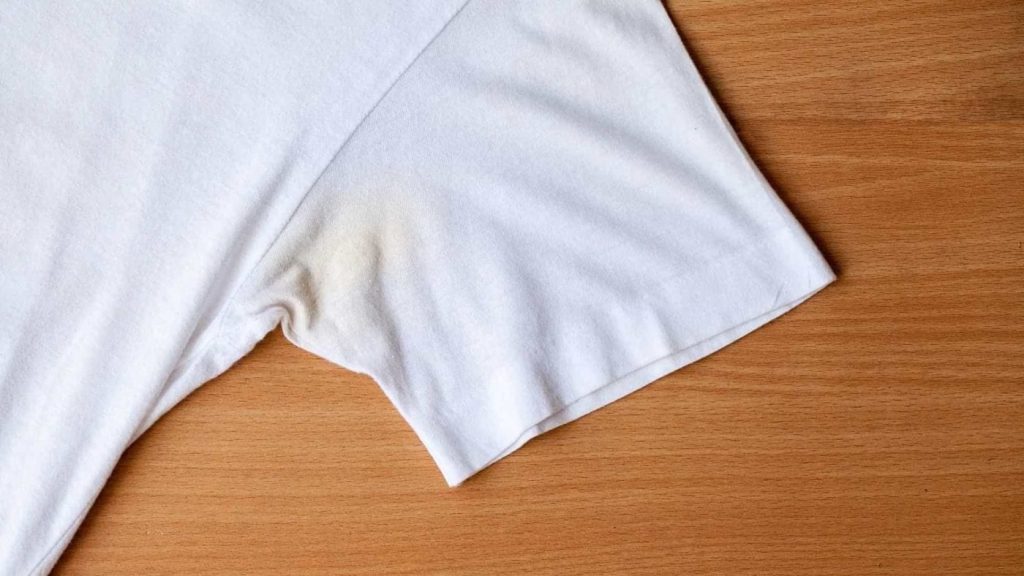 5 métodos para tirar manchas amarelas de suor: veja passos simples que deixam a roupa novinha