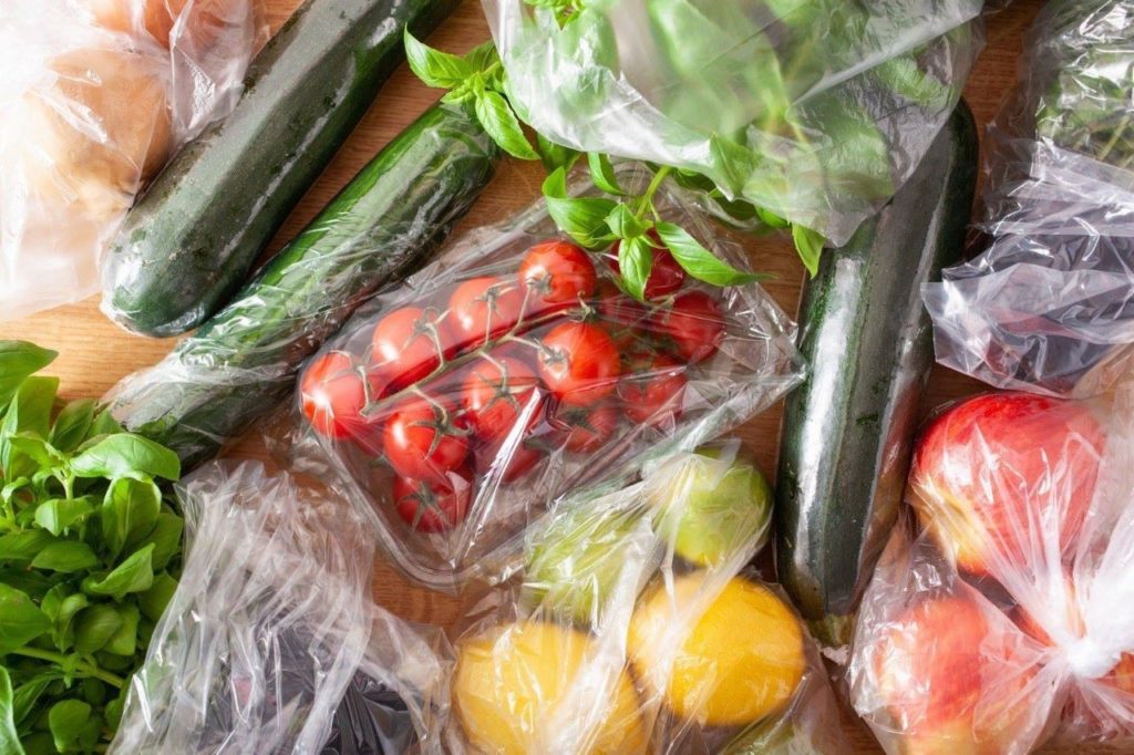 alimentos em sacos plásticos