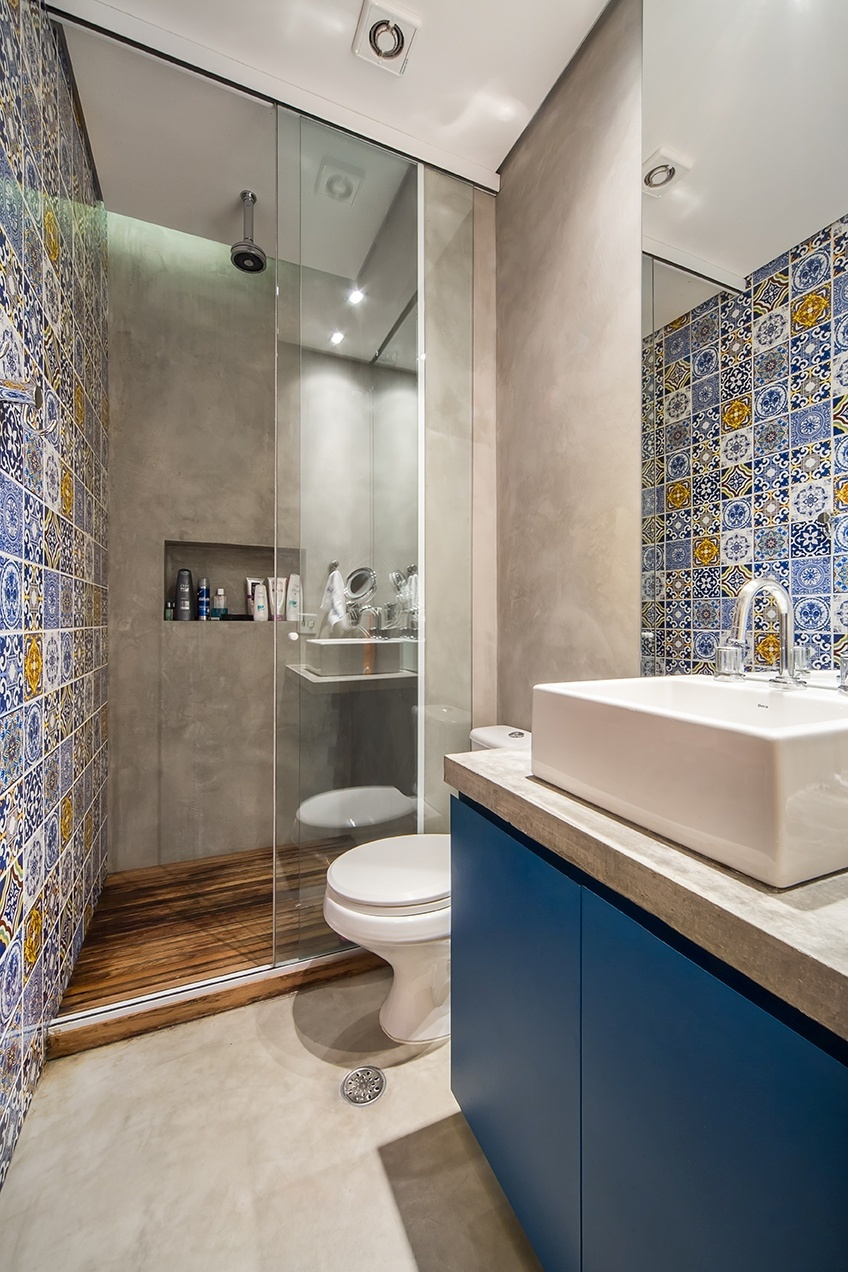 azulejos coloridos no banheiro