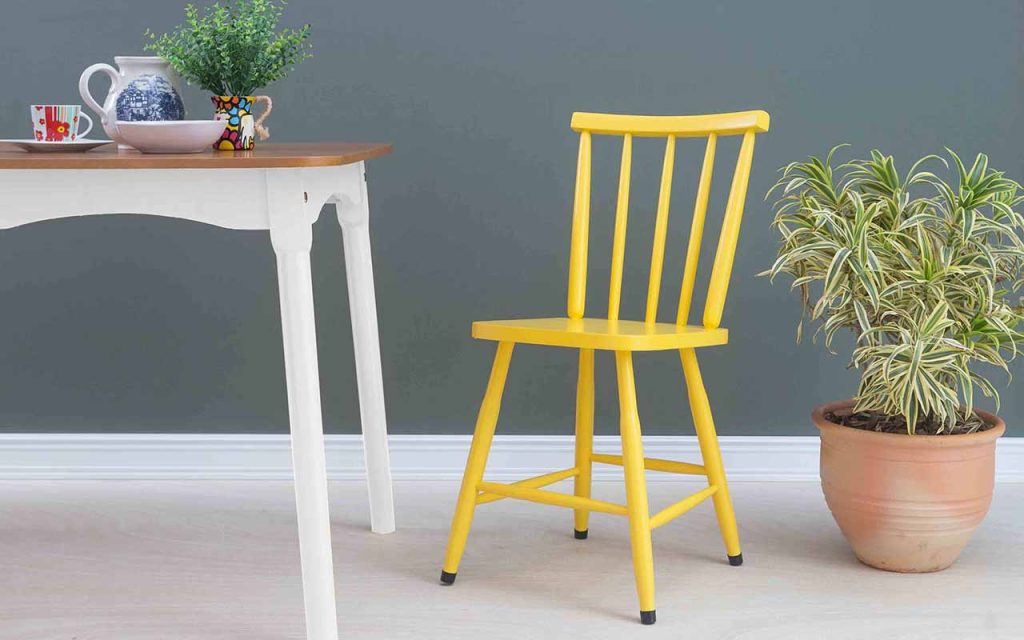 Como usar cadeira amarela na decoração? Saiba como apostar nesse móvel colorido da maneira certa