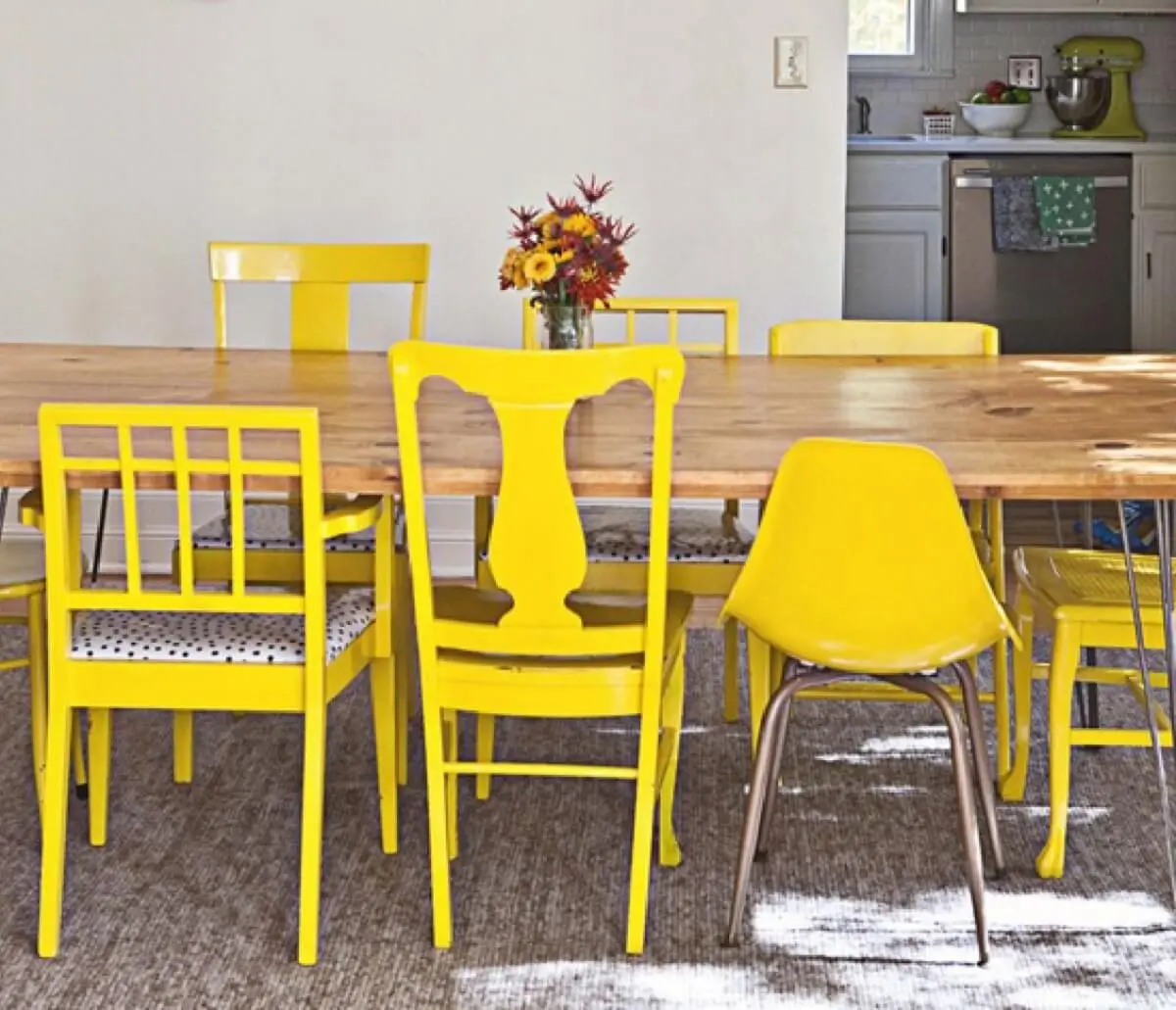 cadeiras amarelas de design diferente