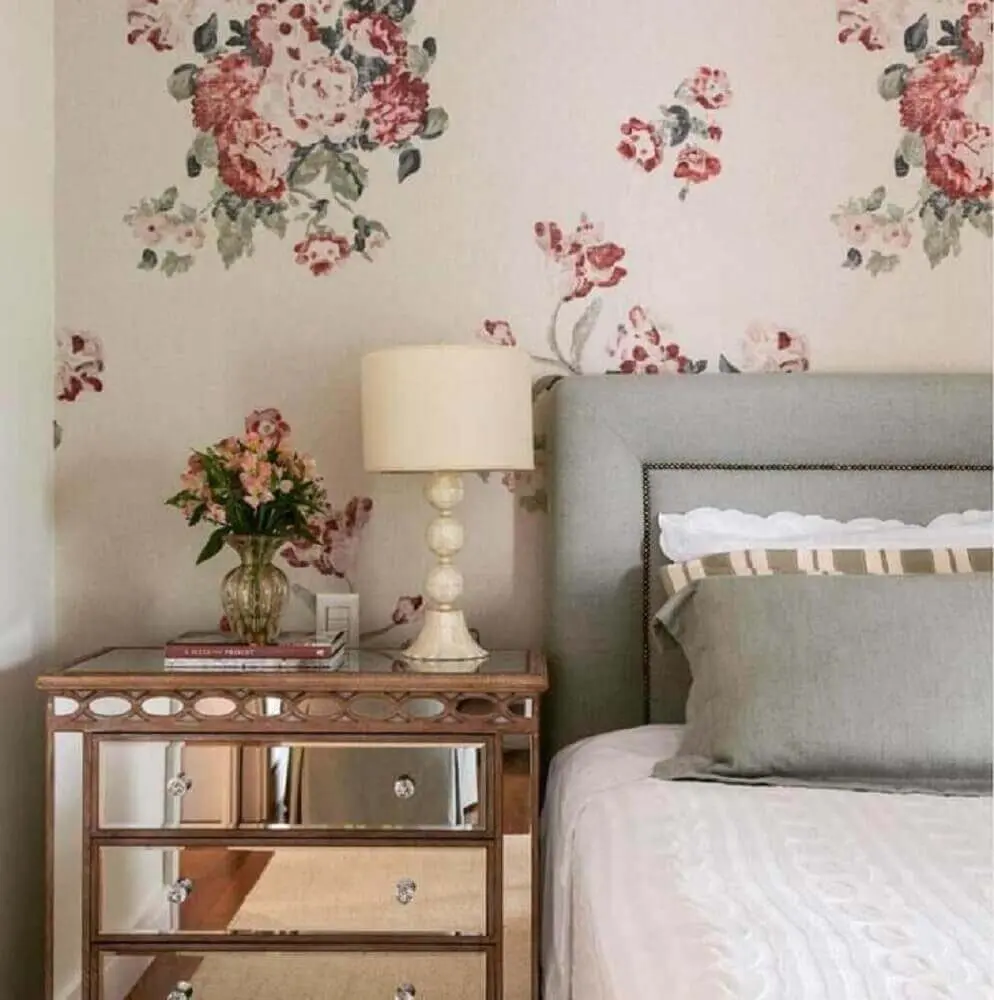 decoração-para-quarto-de-casal-com-papel-de-parede-floral-romântico-Foto-Pinterest
