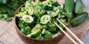 Receita de Salada Coreana de Pepino, um acompanhamento leve, refrescante e rápido para o almoço
