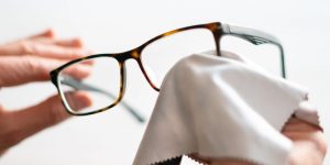 4 formas de limpar os óculos: conheça essas maneiras simples e seguras que não danificam as lentes