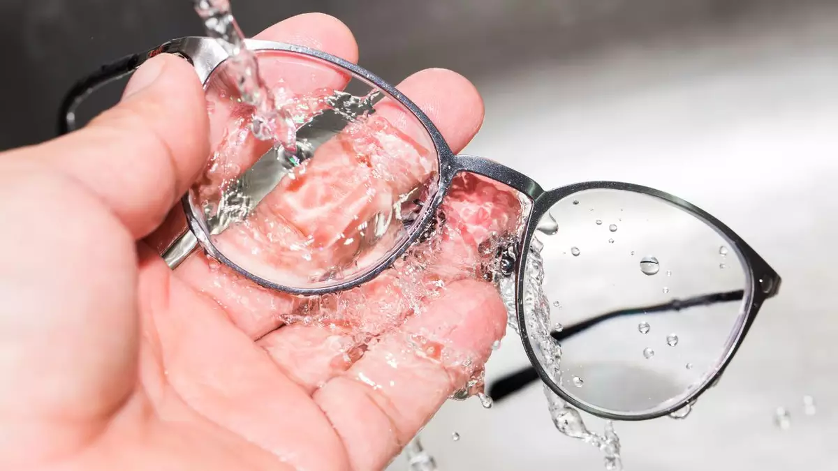 limpeza de óculos com água e sabão