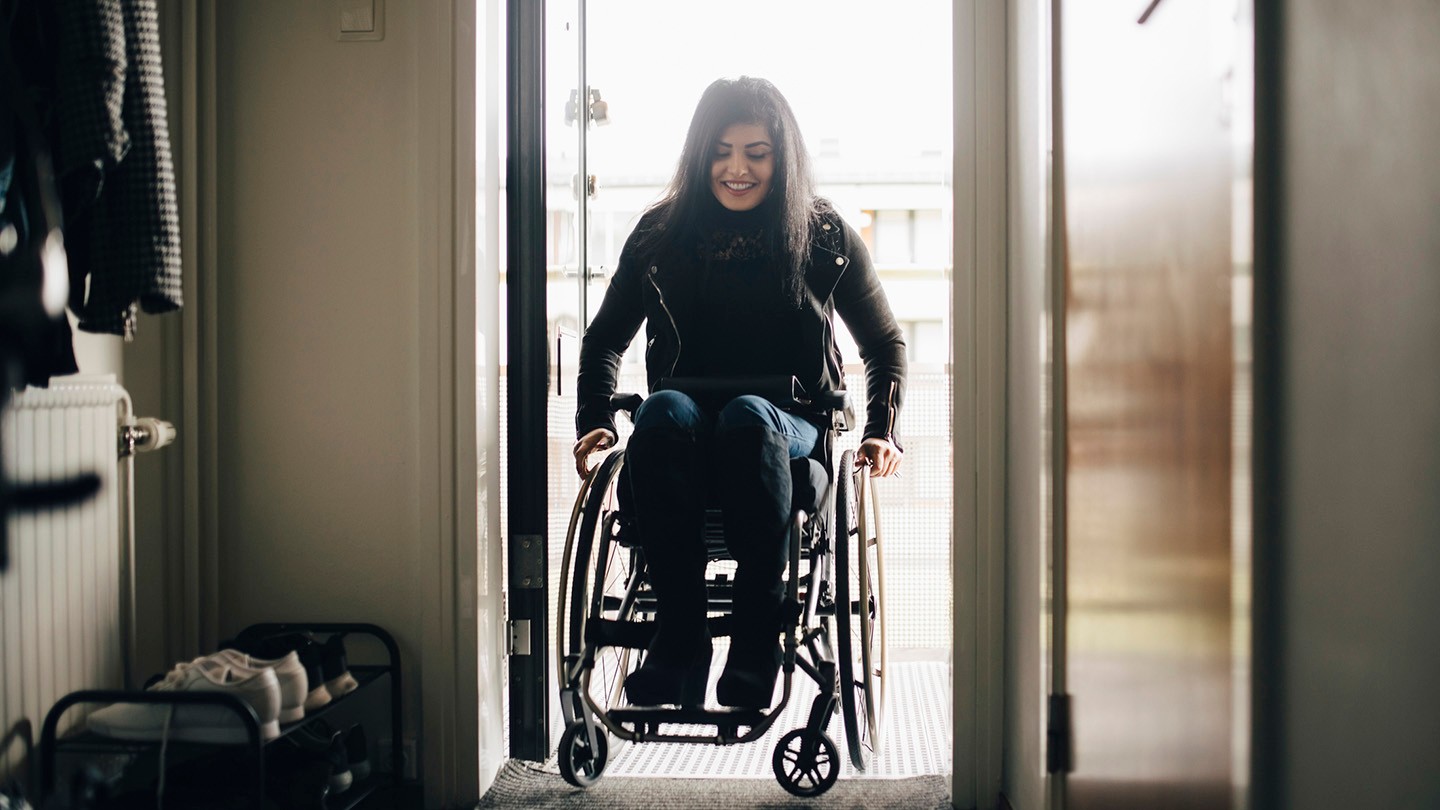 mulher em cadeira de rodas