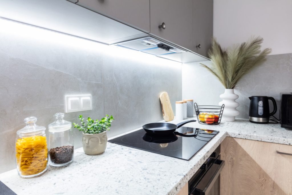 7 dicas para organizar bancada de cozinha: confira ideias práticas para deixar o espaço bem arrumado
