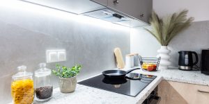 7 dicas para organizar bancada de cozinha: confira ideias práticas para deixar o espaço bem arrumado
