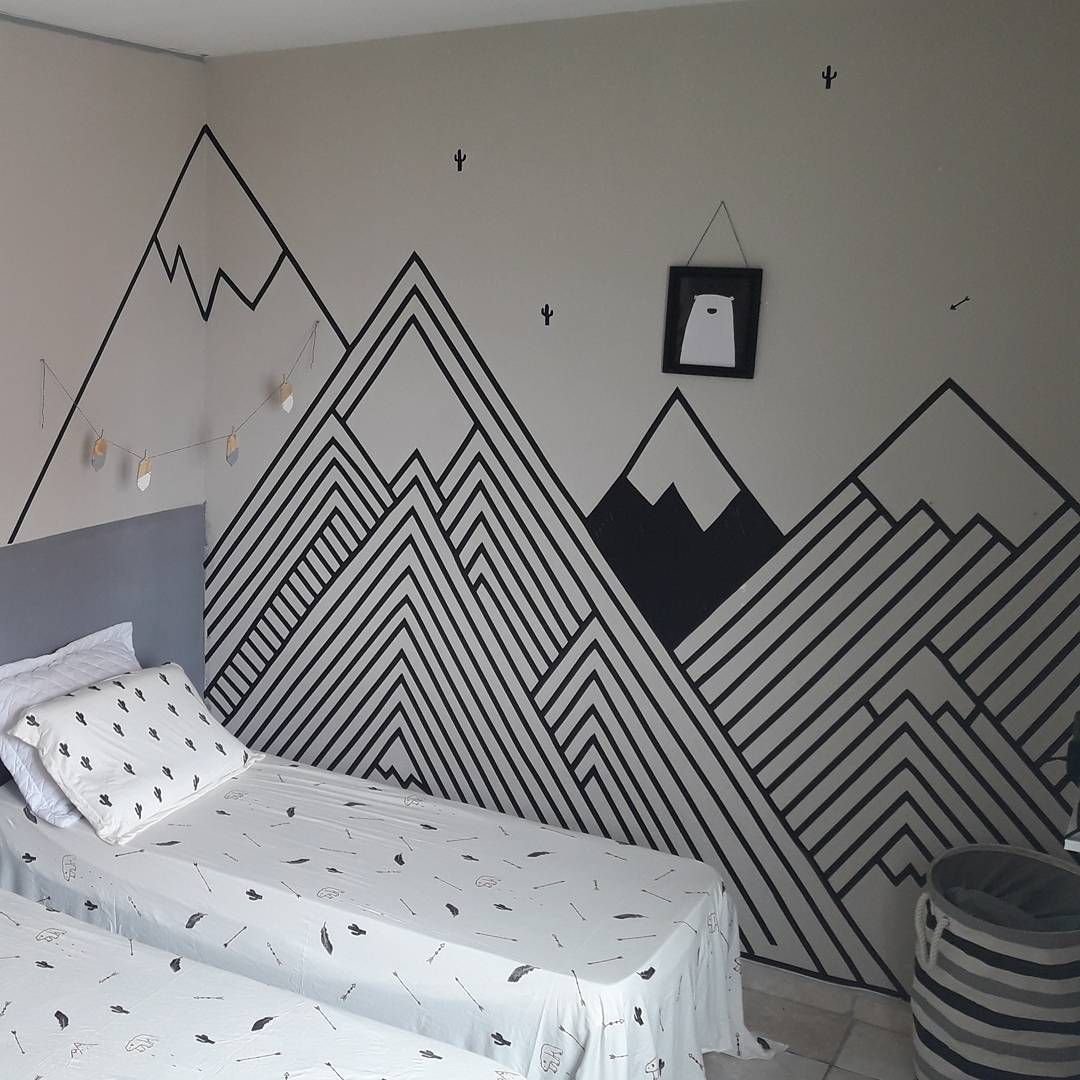 parede branca decorada com fita adesiva em quarto
