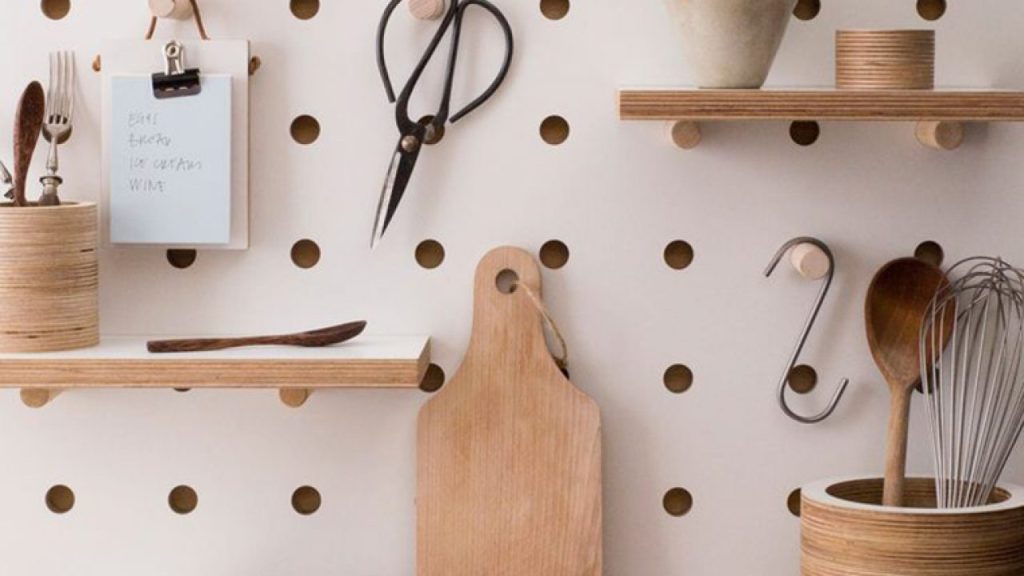 6 ideias para usar pegboard: aprenda como fazer o seu para organizar e decorar o seu lar