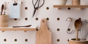 6 ideias para usar pegboard: aprenda como fazer o seu para organizar e decorar o seu lar